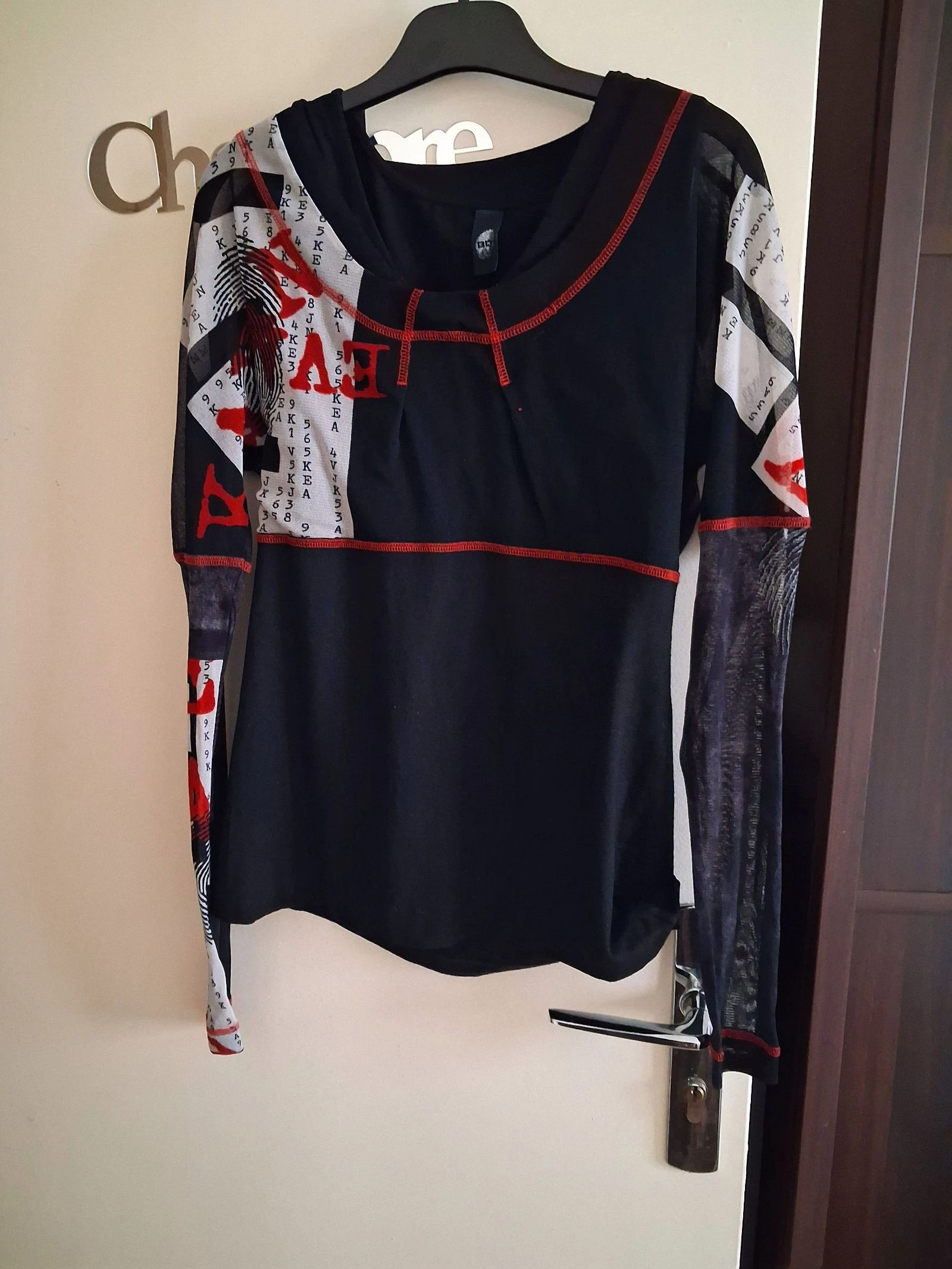 Belle blouse E K noir et rouge taille 40